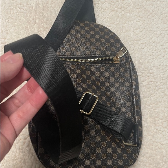 Brown Patterned sling bag with Skincare 8 piece Bundle - Picture 4 of 10